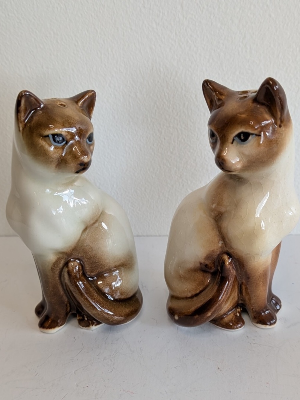 Pair of Porcelain Salt & Pepper shakers set Cat Figurine Kittens READ